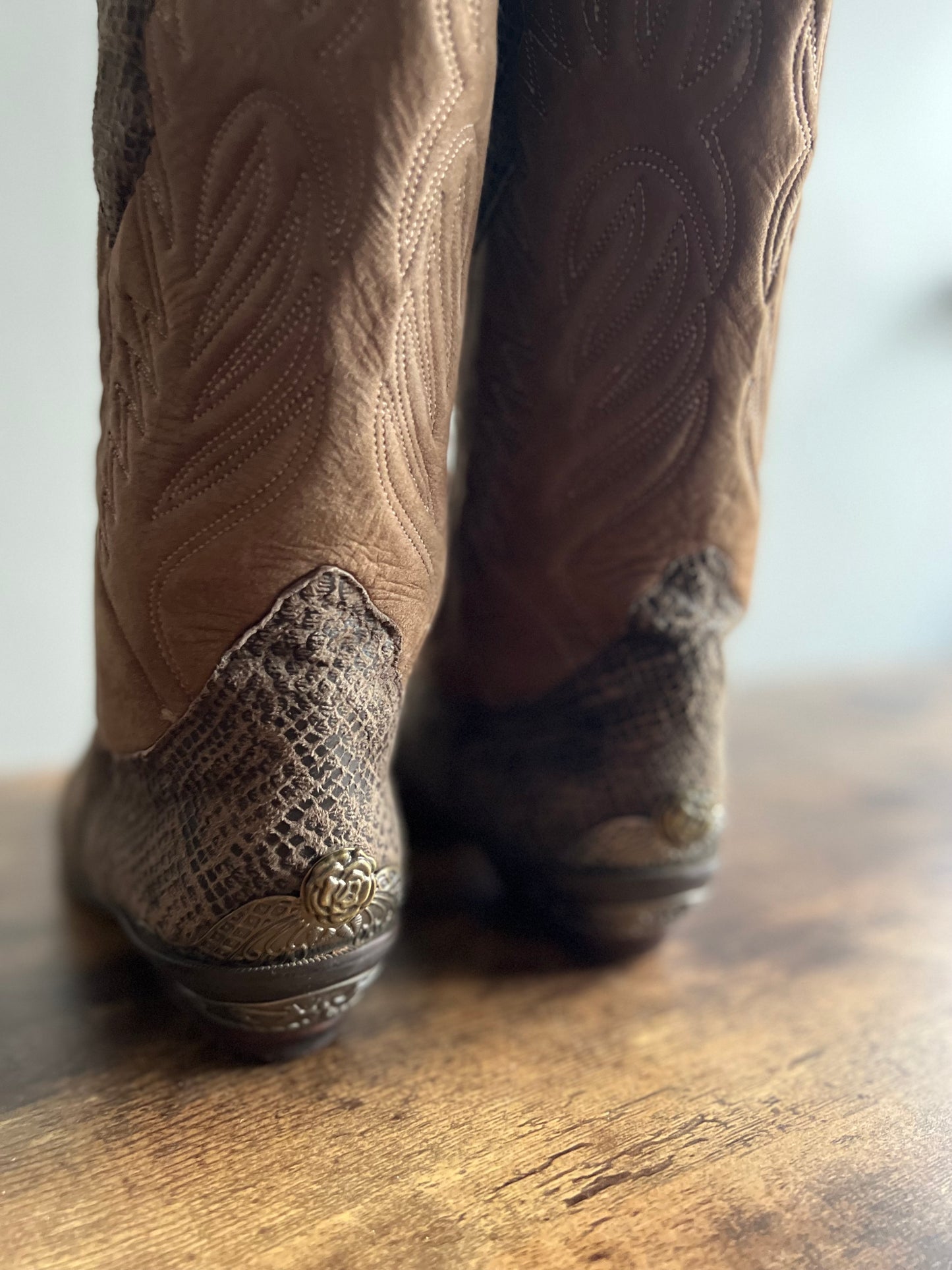 Zodiac faux snakeskin suede western boots 7